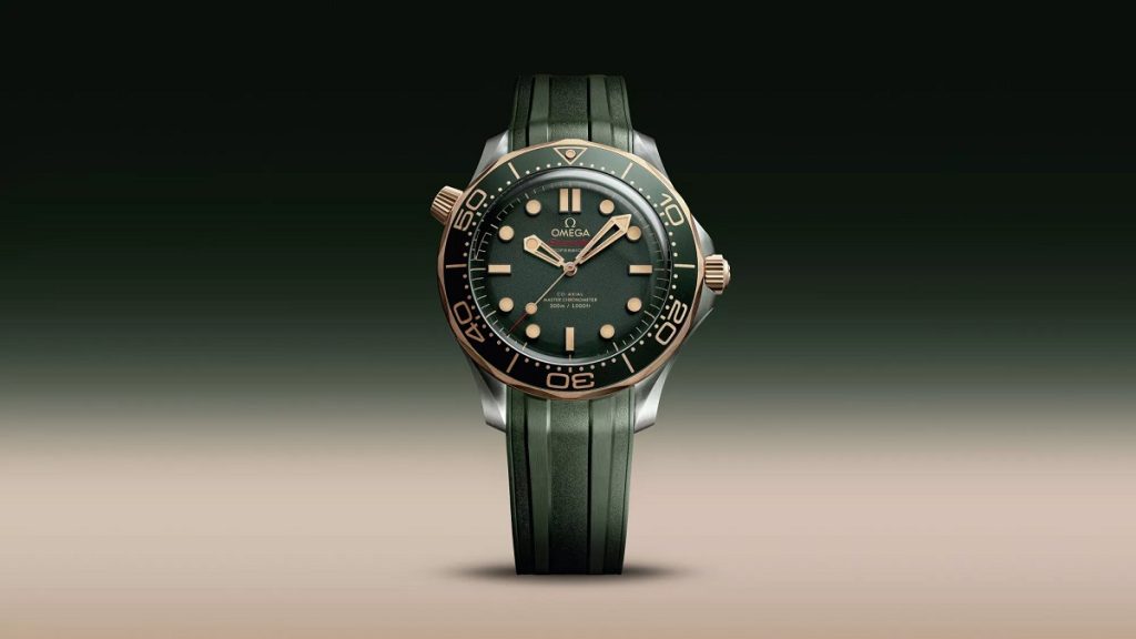 Ein Blick auf die neuen OMEGA Seamaster Diver 300M mit grünem Zifferblatt am Kautschukband.