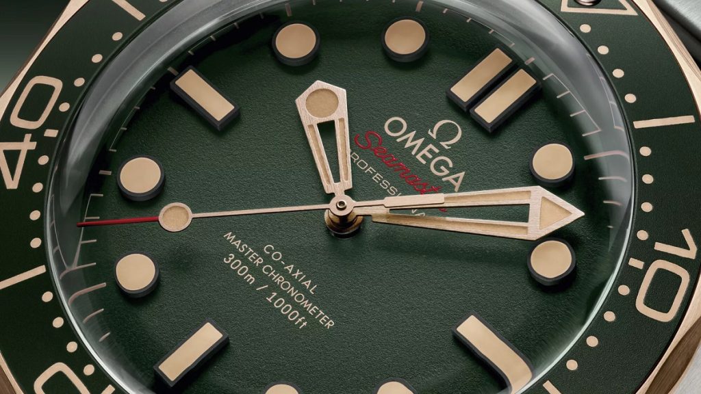 Makroaufnahme des Zifferblattes der neuen OMEGA Seamaster Diver 300M mit grünem Zifferblatt.