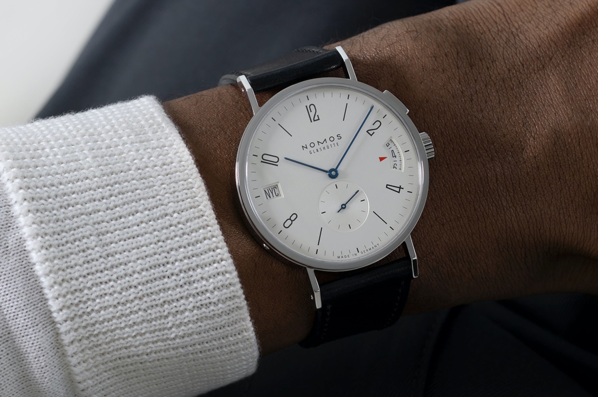 Seitlicher Blick auf den NOMOS Tangomat GMT auf dem Handgelenk eines Mannes.