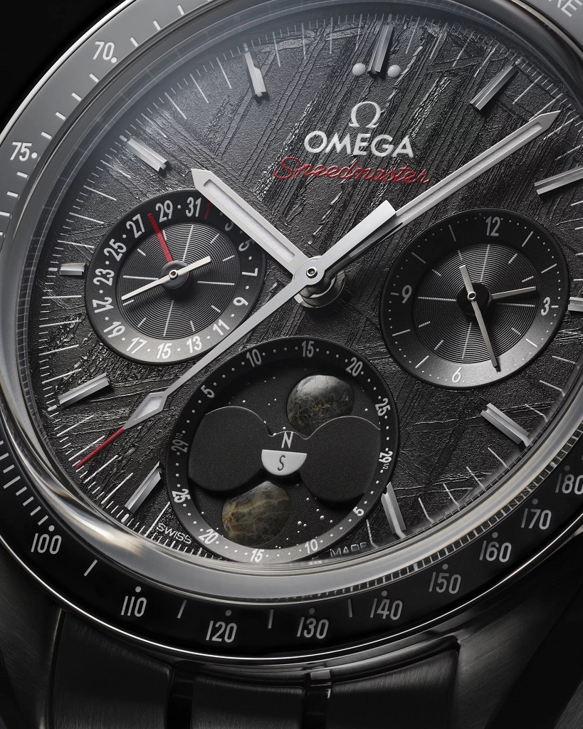 Eine Nahaufnahme des schwarzen Zifferblates der neuen OMEGA Speedmaster Moonphase Meteorite.