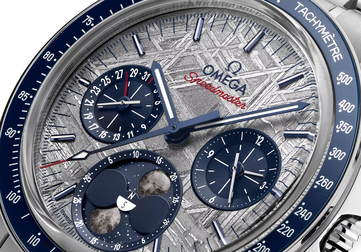 Eine Nahaufnahme des grauen Zifferblates der neuen OMEGA Speedmaster Moonphase Meteorite.