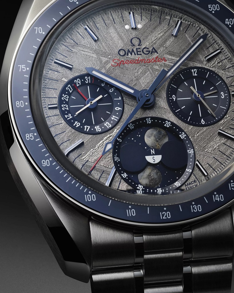 Eine Nahaufnahme des grauen Zifferblates der neuen OMEGA Speedmaster Moonphase Meteorite.