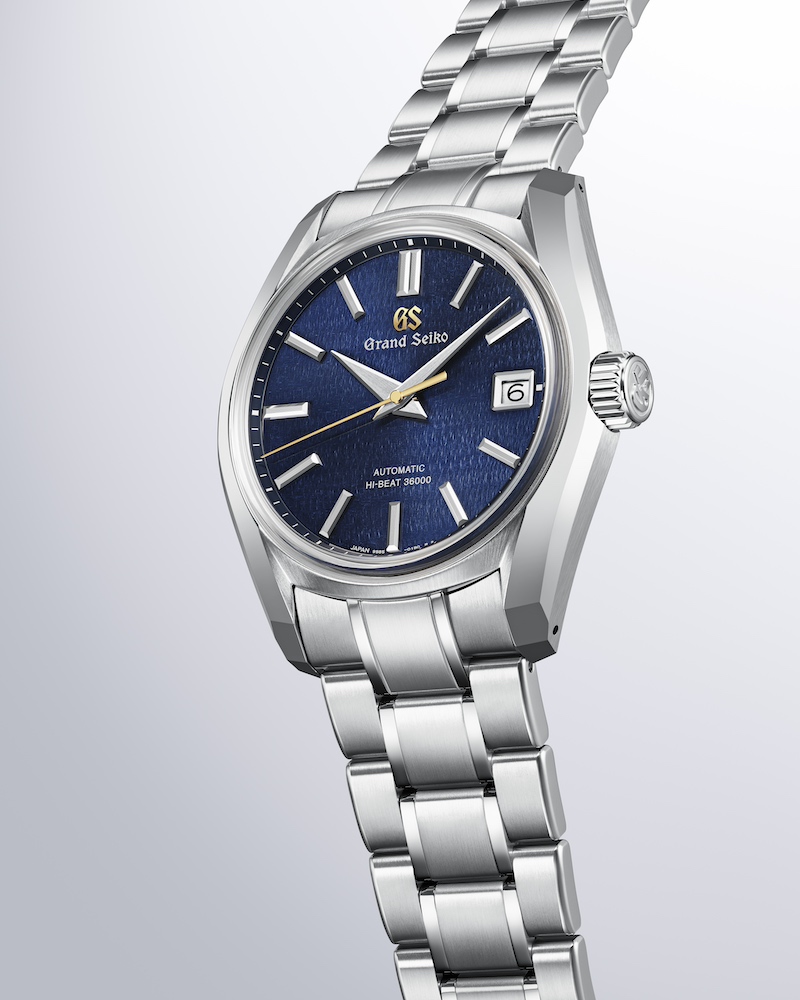 Vorderseite der Grand Seiko SBGH353 auf grauem Untergrund