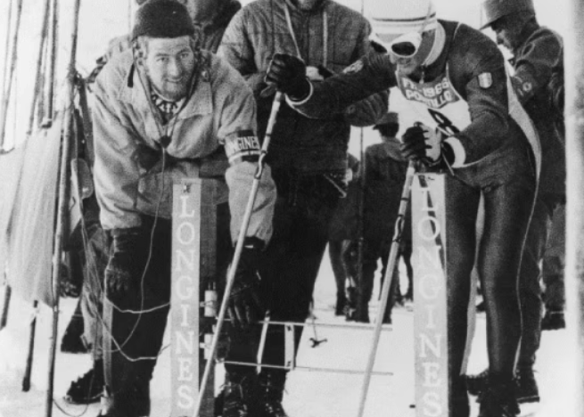 Schwarzweiß-Foto von Menschen, die im Skisport aktiv sind