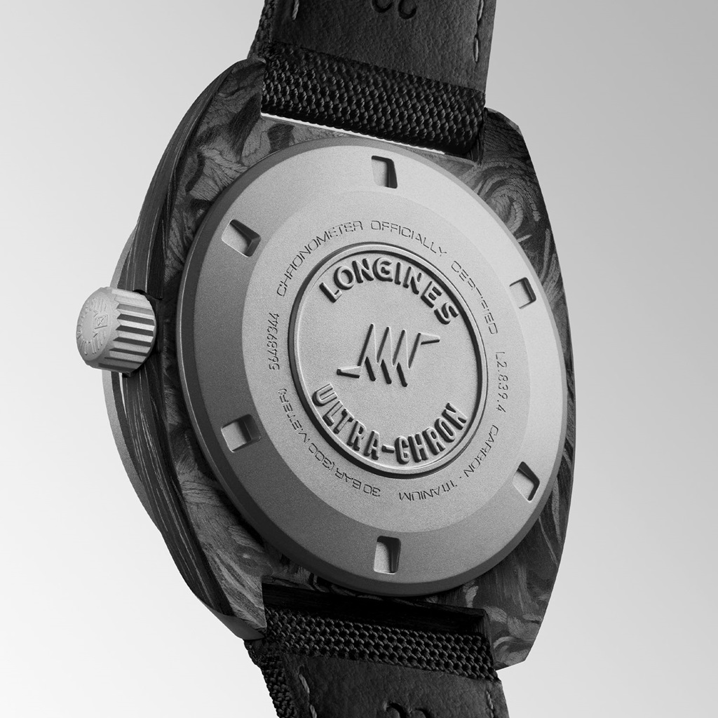 Seitlicher Blick auf die Rückseite der Longines Ultra-Chron Carbon,