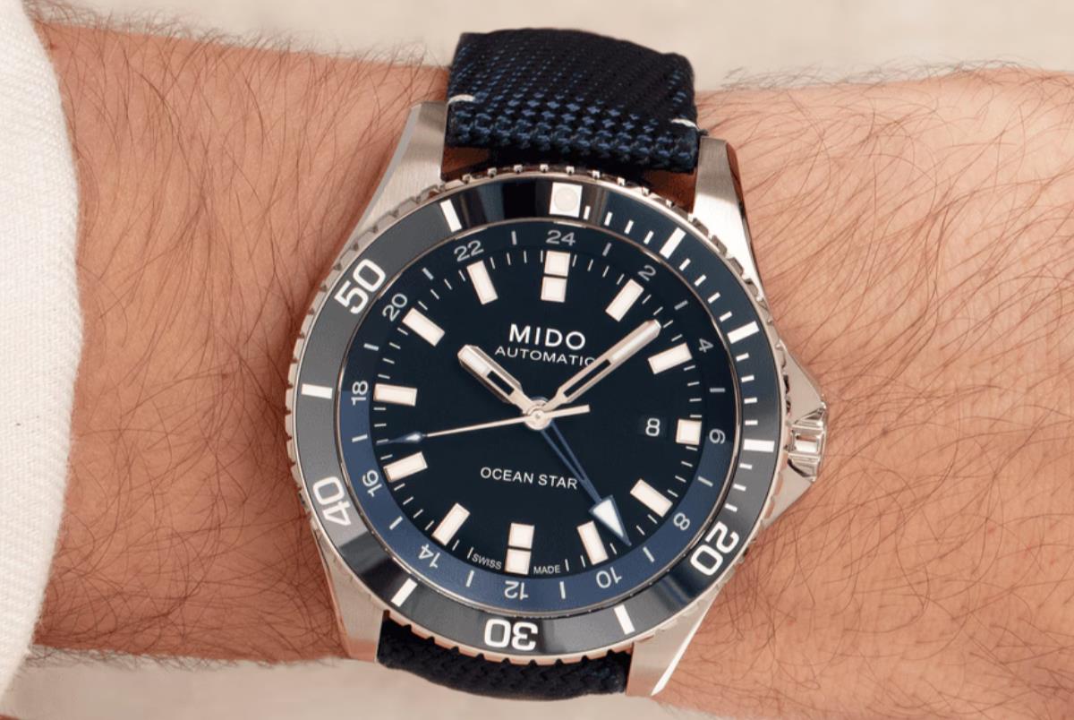 Die MIDO Ocean Star GMT auf dem Handgelenk eines Mannes.