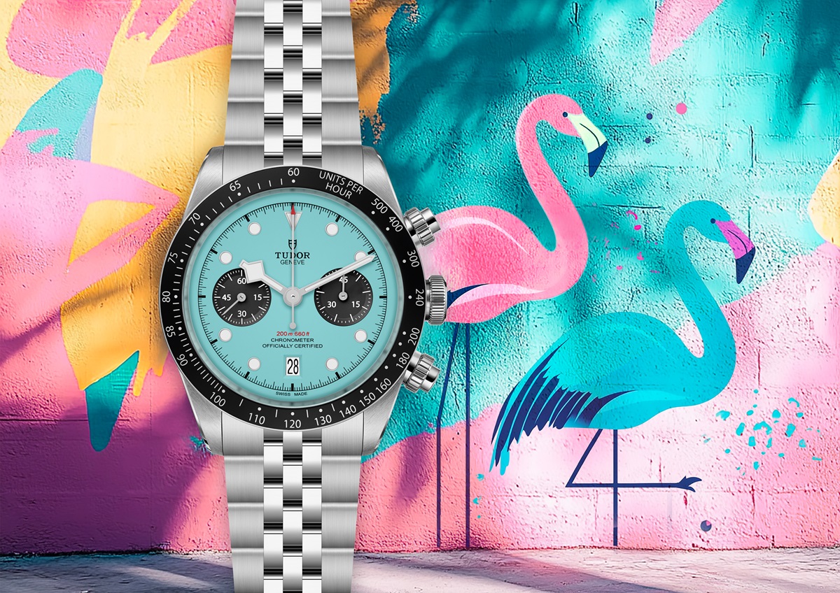 Blick auf den neuen TUDOR Black Bay Chrono "Blue Flamingo". Im Hintergrund eine Wand mit zwei Flamingos in pinker und blauer Farbe.