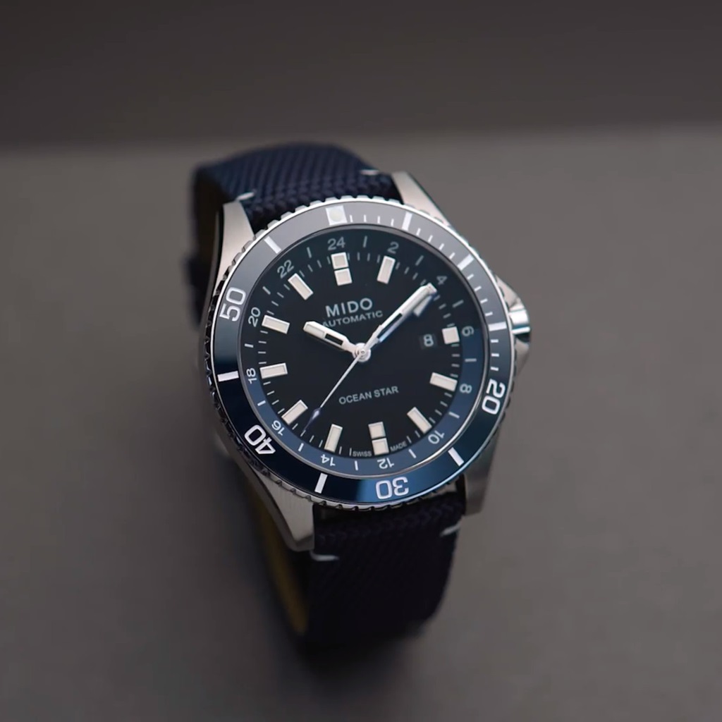 Vorderansicht der MIDO Ocean Star GMT, das mit einem blauen Nylon-Band ausgestattet ist.