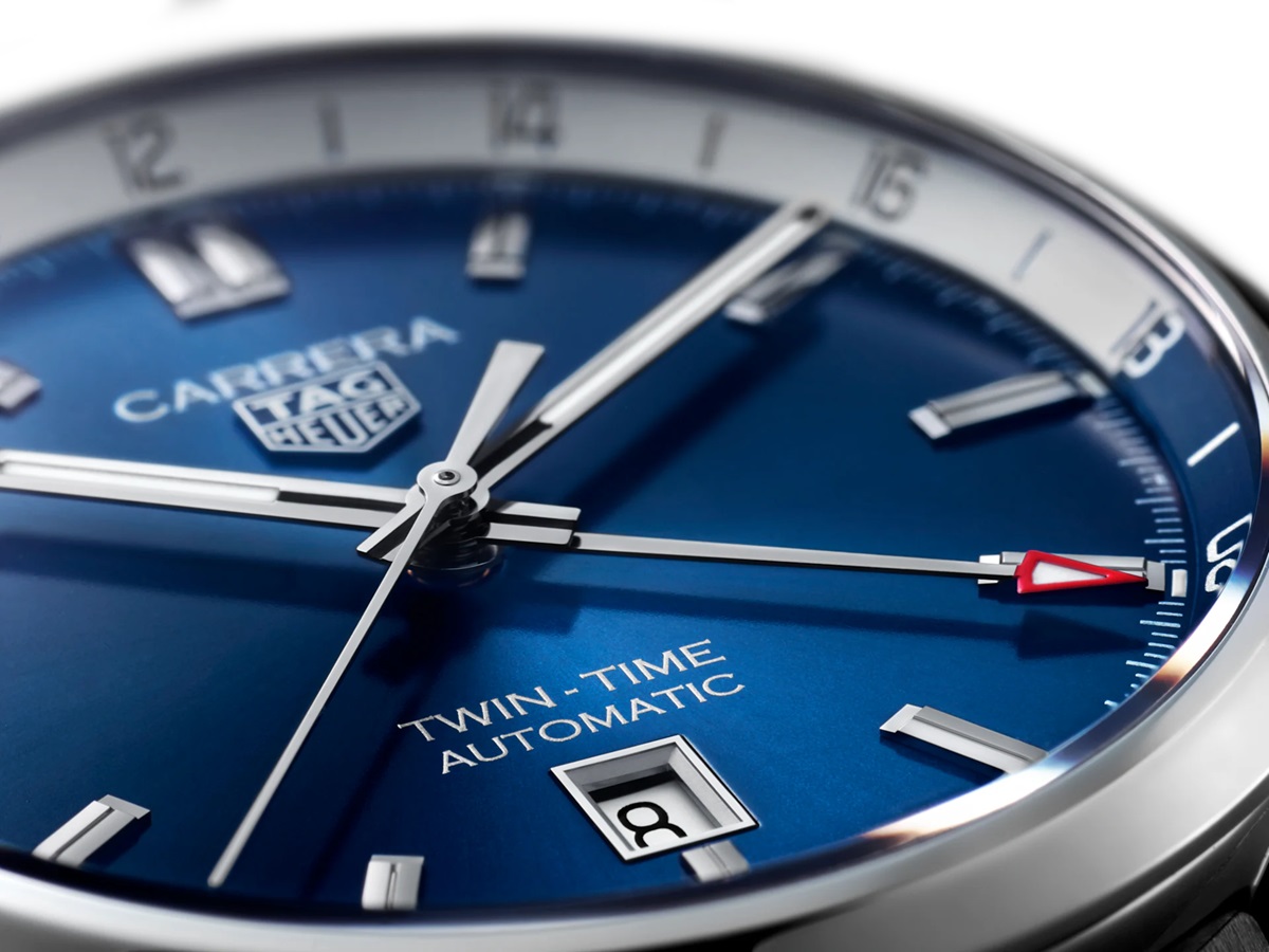 Nahaufnahme des blauen Zifferblattes der TAG Heuer Carrera Twin-Time mit dem Calibre 7.