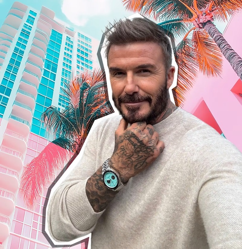 TUDOR-Testimonial David Beckham trägt die neue TUDOR Black Bay Chrono "Blue Flamingo" auf seinem rechten Arm trägt.