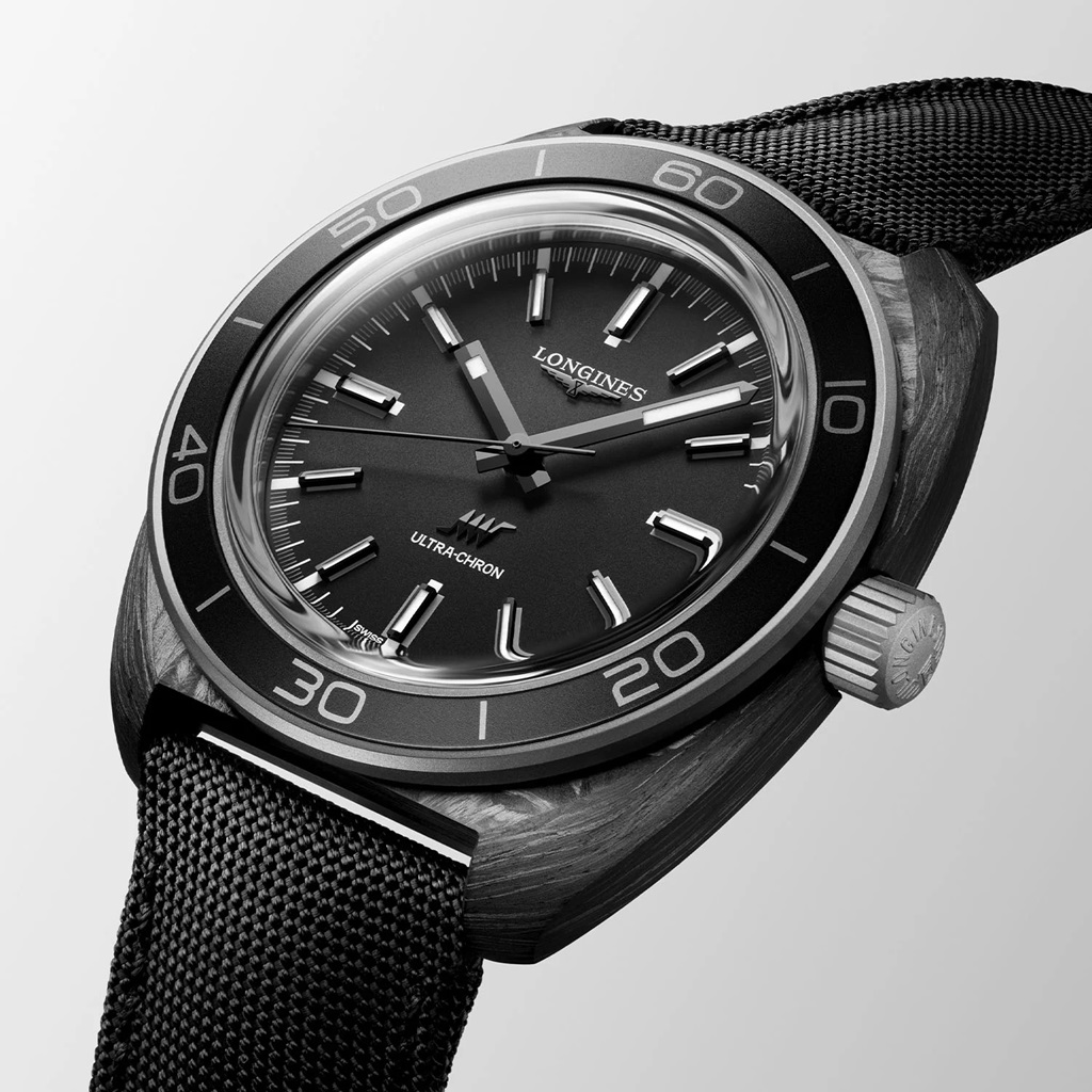 Seitlicher Blick auf die Longines Ultra-Chron Carbon.