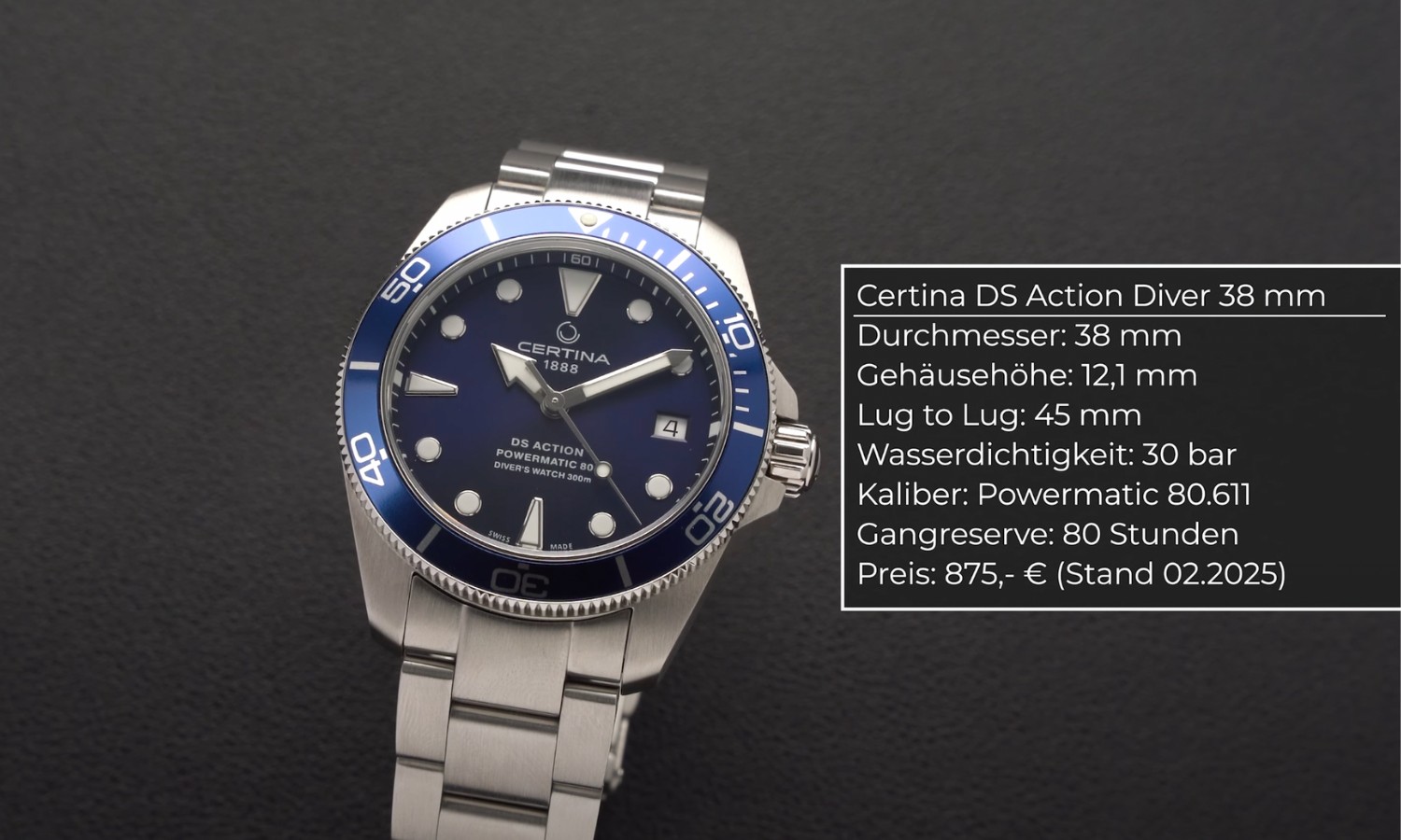 Certina DS Action Diver 38 mm mit blauem Zifferblatt am Edelstahlarmband stehend vor schwarzem Hintergrund