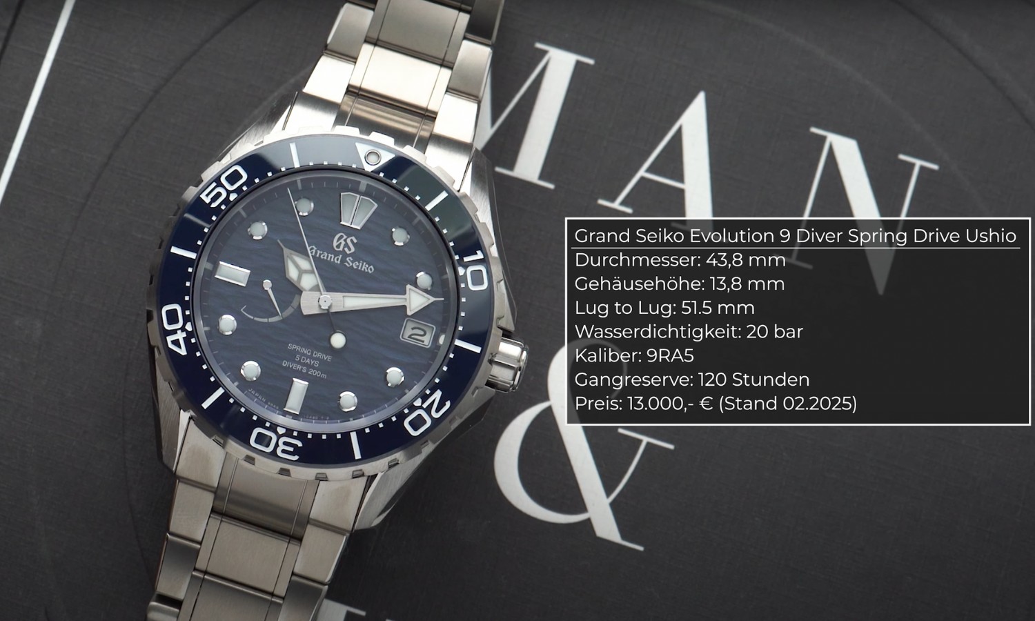 Grand Seiko Evolution 9 Diver Spring Drive Ushio mit blauem Zifferblatt am Edelstahlarmband liegend vor schwarzem Hintergrund mit weißem Schriftzug