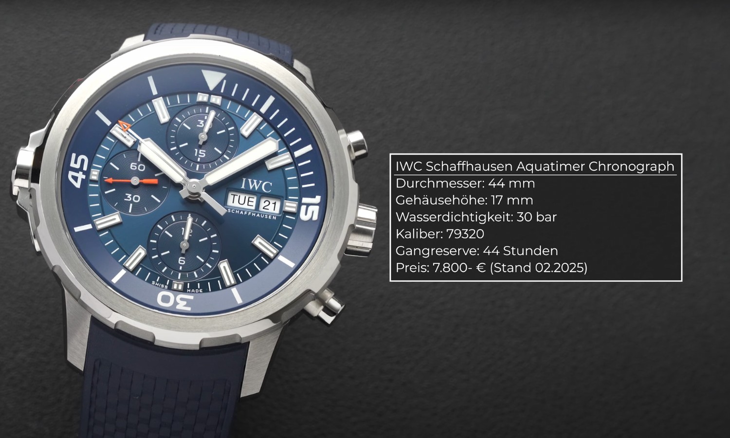 IWC Schaffhausen Aquatimer Chronograph mit blauem Zifferblatt am dunkelblauen Kautschukarmband stehend vor schwarzem Hintergrund