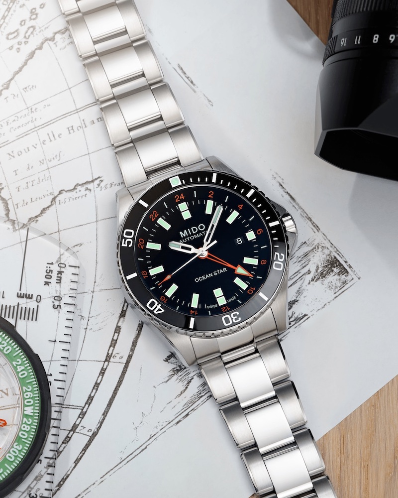 MIDO Ocean Star GMT liegend auf Schreibtisch