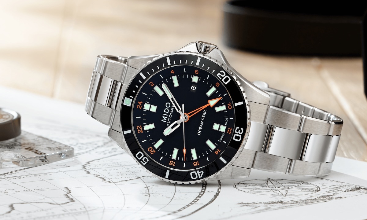 MIDO Ocean Star GMT liegend auf Schreibtisch