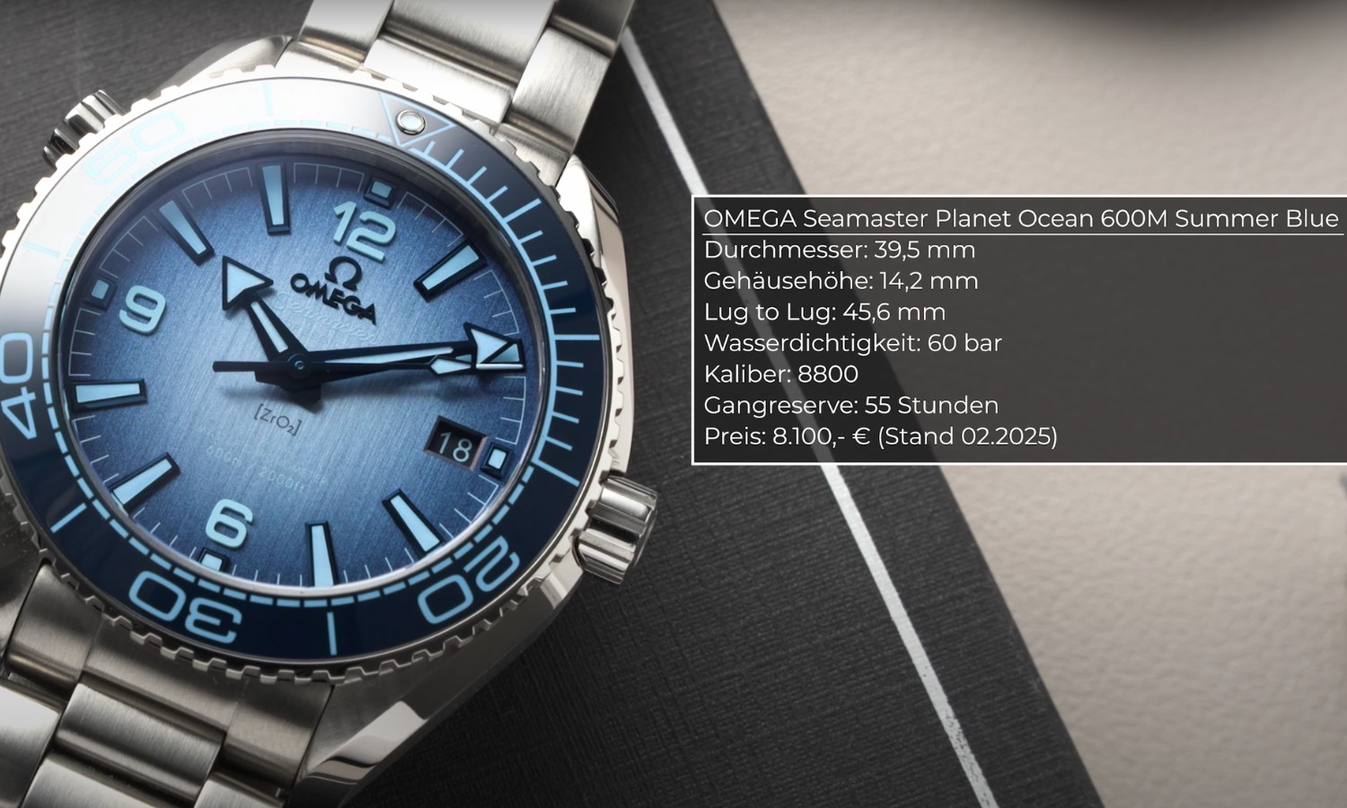 OMEGA Seamaster Planet Ocean 600M Summer Blue mit hellblauem Zifferblatt am Edelstahlarmband liegend vor schwarzem Hintergrund