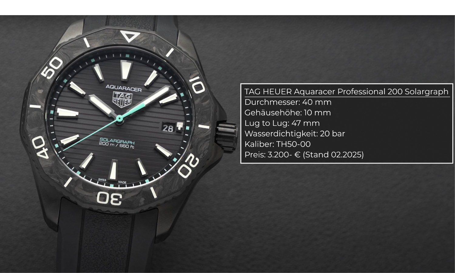 TAG HEUER Aquaracer Professional 200 Solargraph mit schwarzem Zifferblatt am schwarzen Kautschukarmband stehend vor schwarzem Hintergrund