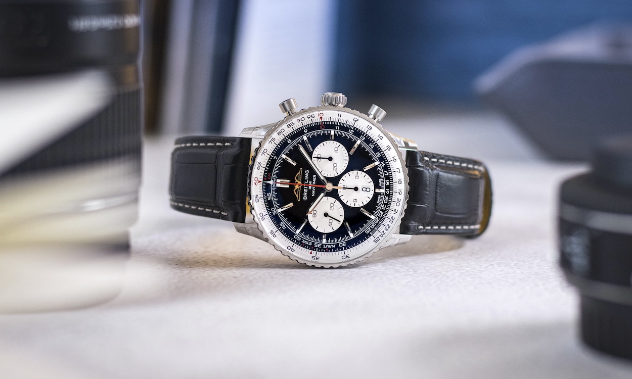 Breitling Navitimer B01 liegend auf Tisch