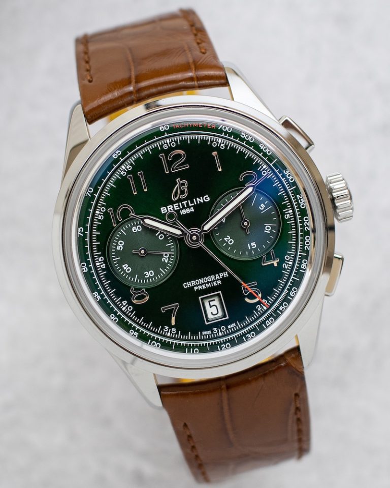 Breitling Premier B01 liegend auf weißer Tischplatte