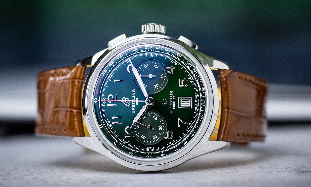 Breitling Premier B01 mit grünem Zifferblatt liegend auf weißem Tisch