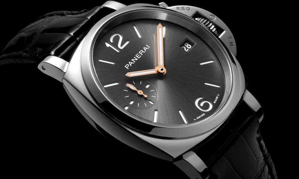 Panerai Luminor Due mit grauem Zifferblatt liegend auf schwarzem Hintergrund