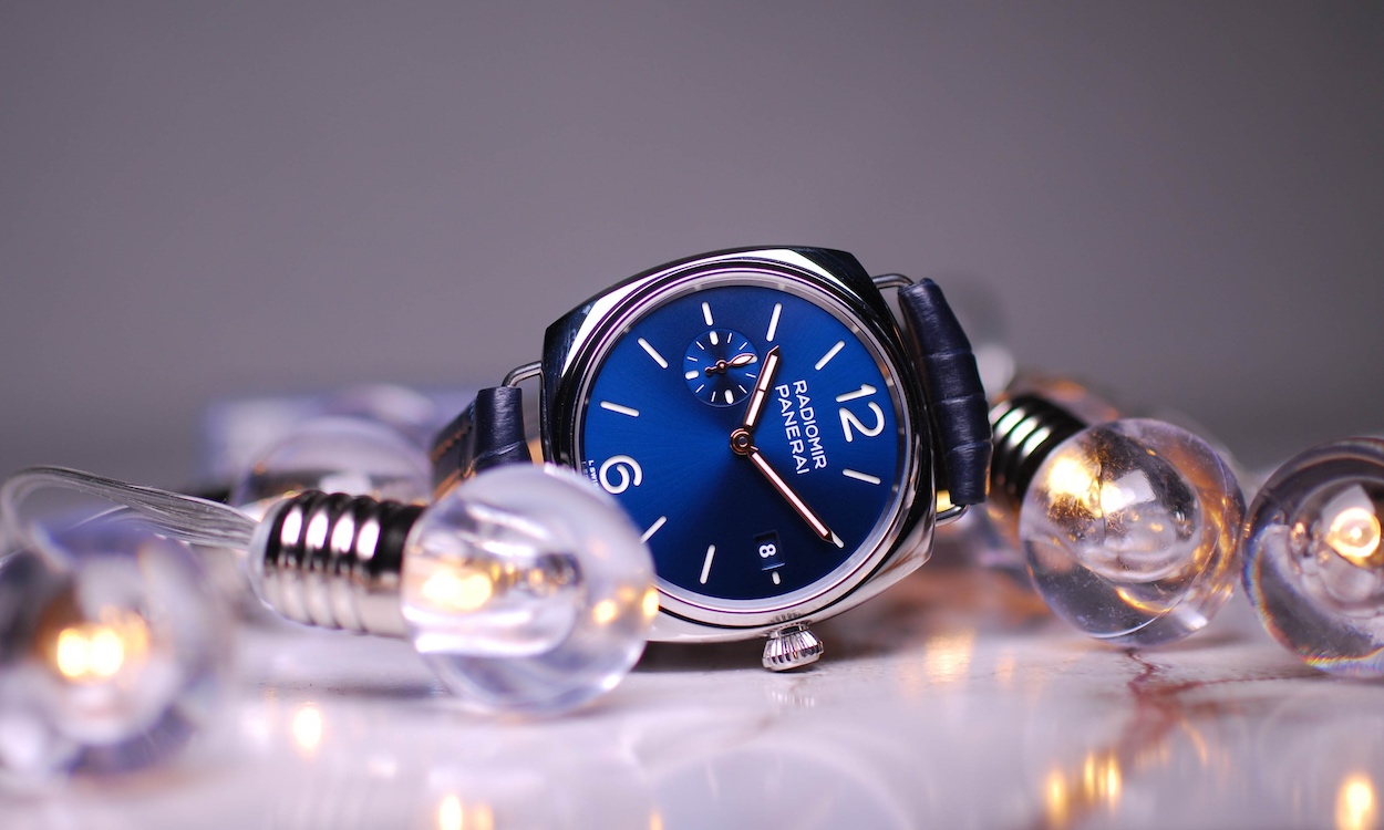 Panerai Luminor Quaranta mit blauem Zifferblatt liegend auf Tisch