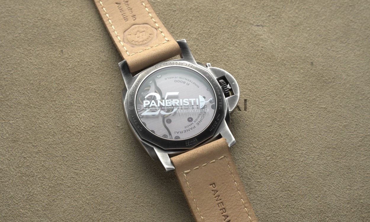Panerai Luminor Venticinque Gehäuseboden auf beiger Unterlage