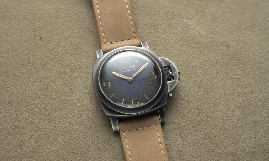 Vorderseite der Panerai Luminor Venticinque auf beiger Unterlage