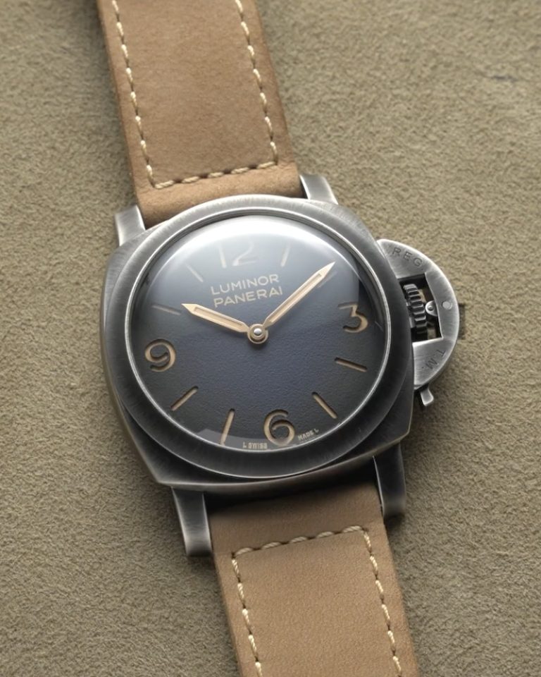 Panerai Luminor Venticinque Vorderseite auf beiger Unterlage