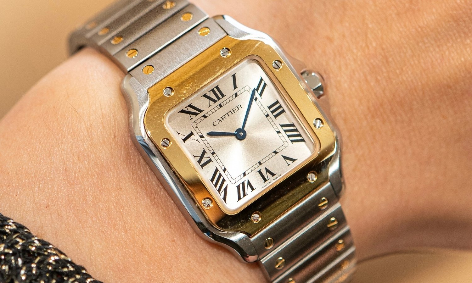 Santos de Cartier Quarz mit silbernem Zifferblatt am Bicolor Gehäuse am Edelstahlarmband an einem Damen Handgelenk getragen