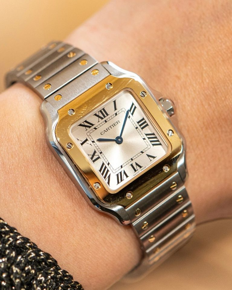 Santos de Cartier Quarz mit silbernem Zifferblatt am Bicolor Gehäuse am Edelstahlarmband an einem Damen Handgelenk getragen