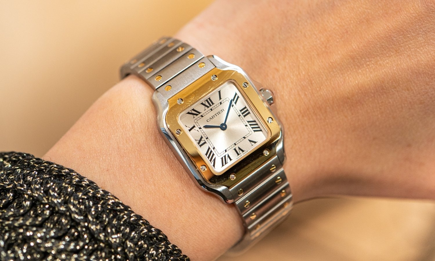 Santos de Cartier Quarz mit silbernem Zifferblatt am Bicolor Gehäuse am Edelstahlarmband an einem Damen Handgelenk getragen