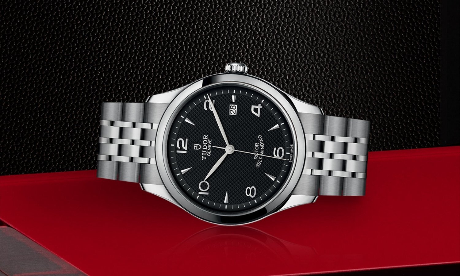 TUDOR 1926 liegend auf Tisch mit rotem Tuch