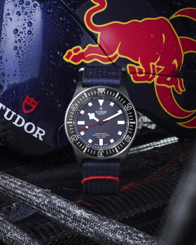 TUDOR Pelagos FXD Vorderseite vor Plakat