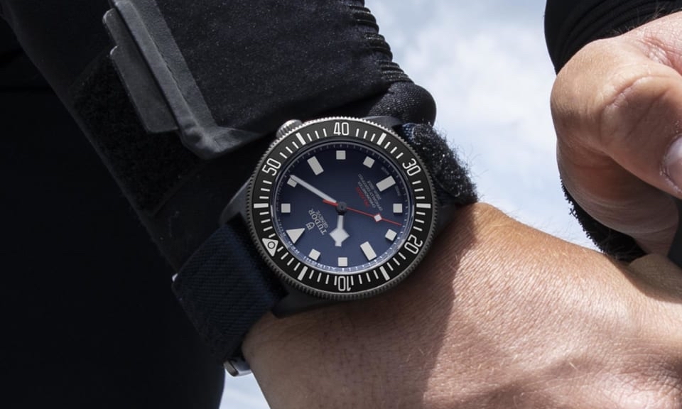 TUDOR Pelagos FXD am Handgelenk eines Tauchers