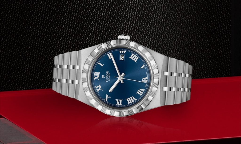 TUDOR Royal 38 legend auf Tisch mit rotem Tuch