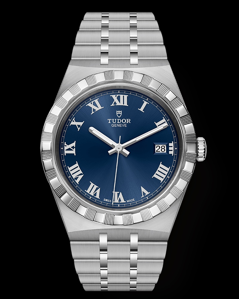 TUDOR Royal 38 mit blauem Zifferblatt auf schwarzem Hintergrund