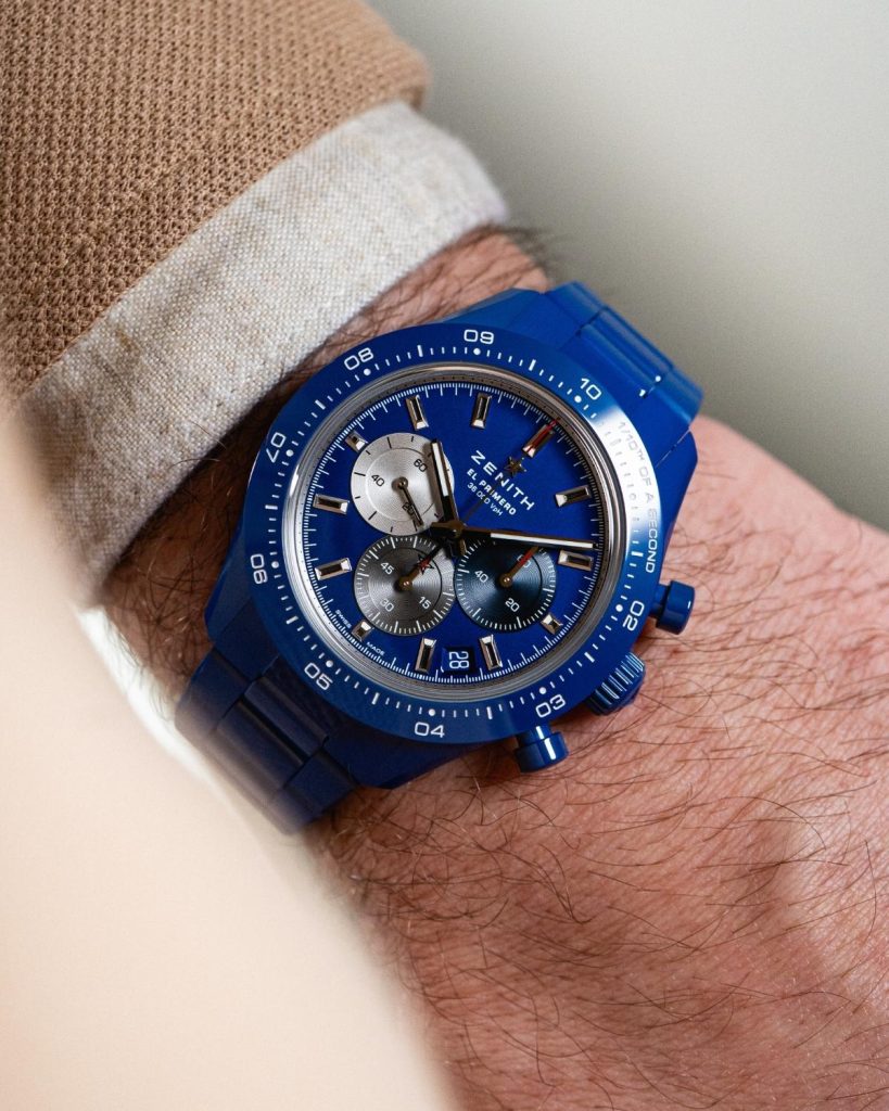 Zenith Chronomaster Sport blaue Keramik mit blauem Zifferblatt am blauen Keramikarmband an einem Handgelenk mit beigem Ärmel getragen