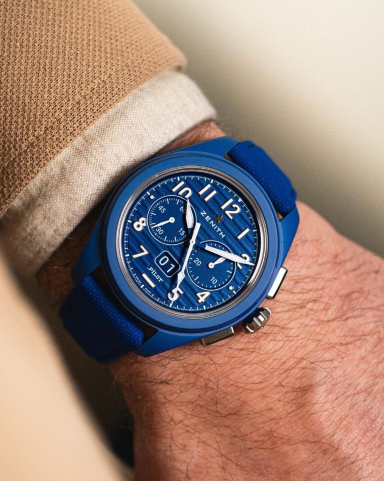 Zenith Pilot Flyback blaue Keramik mit blauem Zifferblatt am blauen Keramikarmband an einem Handgelenk mit beigem Ärmel getragen