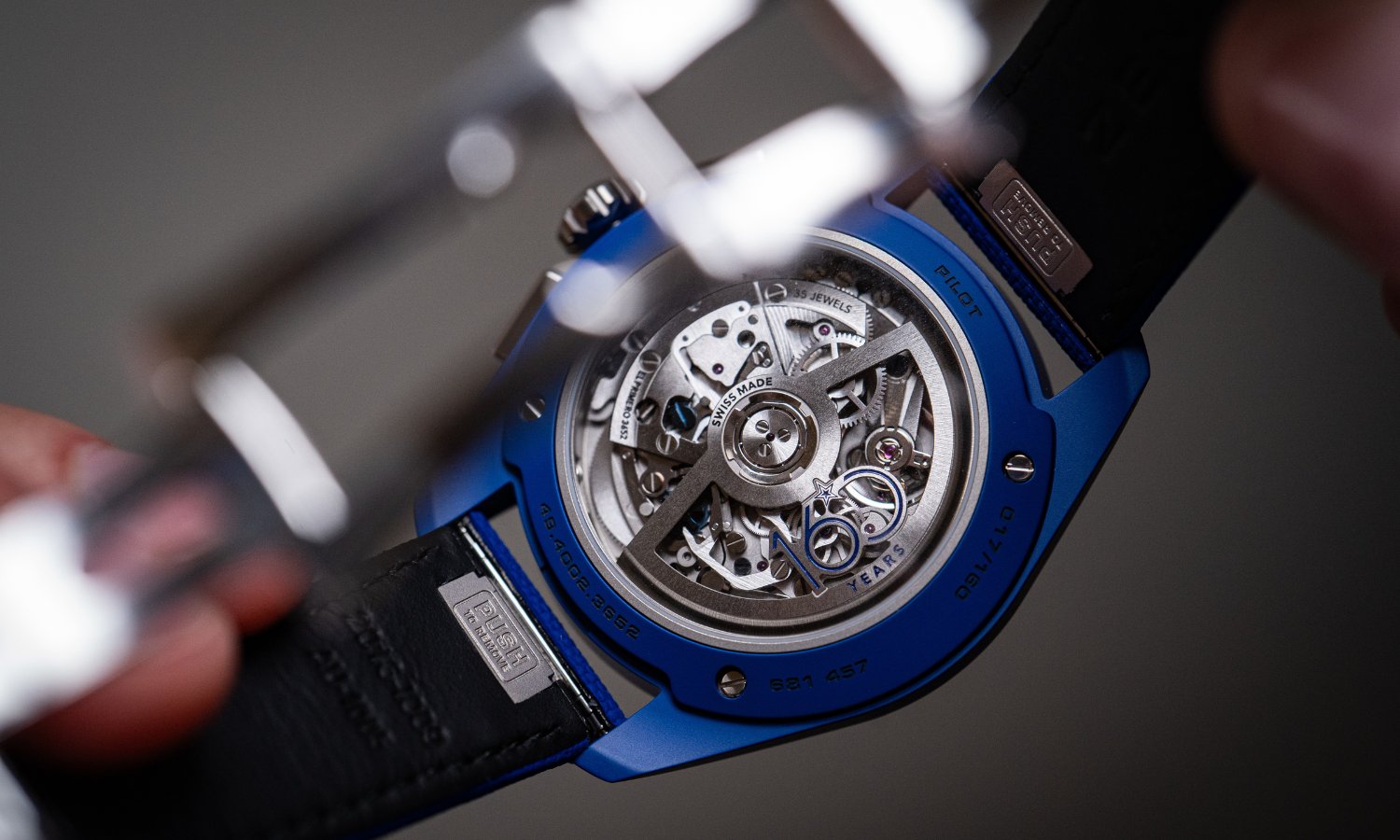 Zenith Pilot Flyback blaue Keramik Gehäuseboden mit Blick auf das Uhrwerk