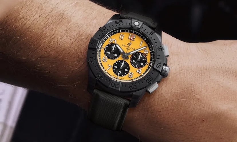 Breitling Avenger B01 Night Mission am Handgelenk in Nahaufnahme