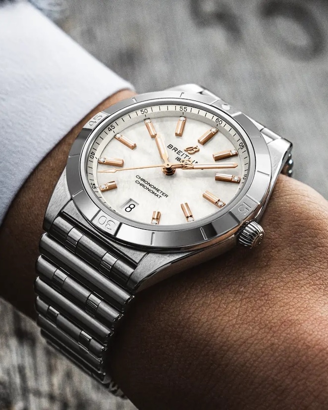 Breitling Chronomat 36 mit weißem Zifferblatt und roségoldenen Indizes und Zeigern
