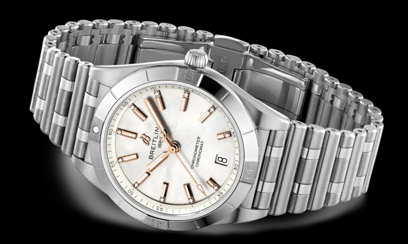 Breitling Chronomat 36 mit weißem Zifferblatt liegend auf schwarzem Untergrund