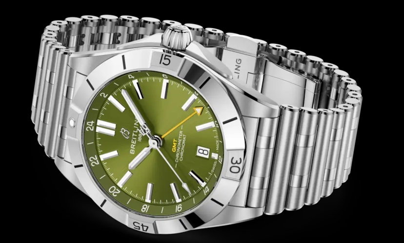 Breitling Chronomat 40 GMT liegend auf schwarzem Hintergrund
