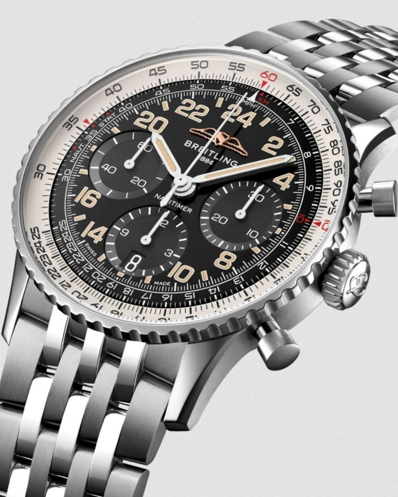 Breitling Navitimer Cosmonaute mit schwarzem Zifferblatt und Edelstahlarmband vor weißem Hintergrund