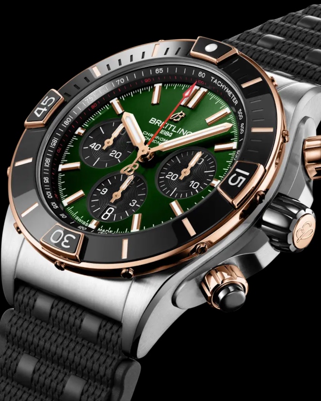 Breitling Super Chronomat B01 44 Vorderseite auf schwarzem Hintergrund