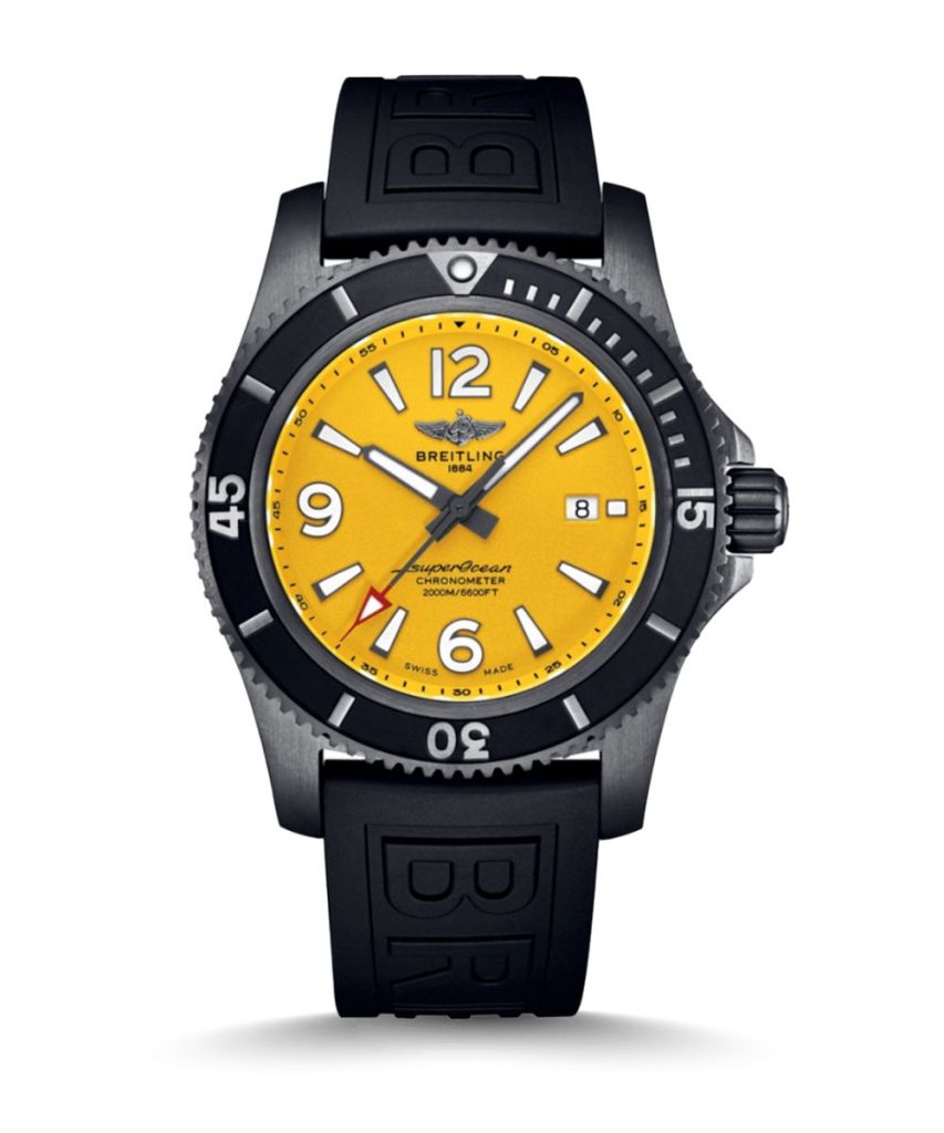 Breitling Superocean Automatic 46 Black Steel CPO mit gelbem Zifferblatt am schwarzen Kautschukarmband stehend vor weißem Hintergrund