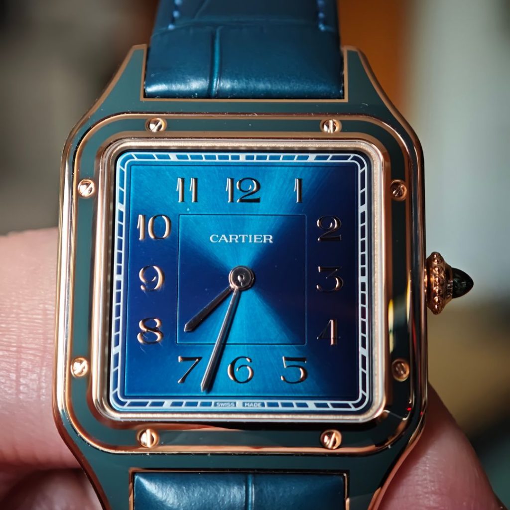 Nahaufnahme des blauen Zifferblattes der Cartier Santos-Dumont WGSA0098.
