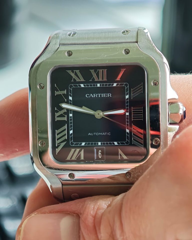 Nahaufnahme der Cartier Santos de Cartier mit der Referenznummer WSSA0071.